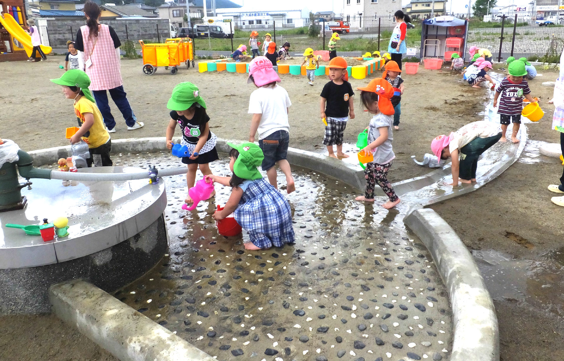 石巻東保育園　プール、水浴び、泥んこ遊び