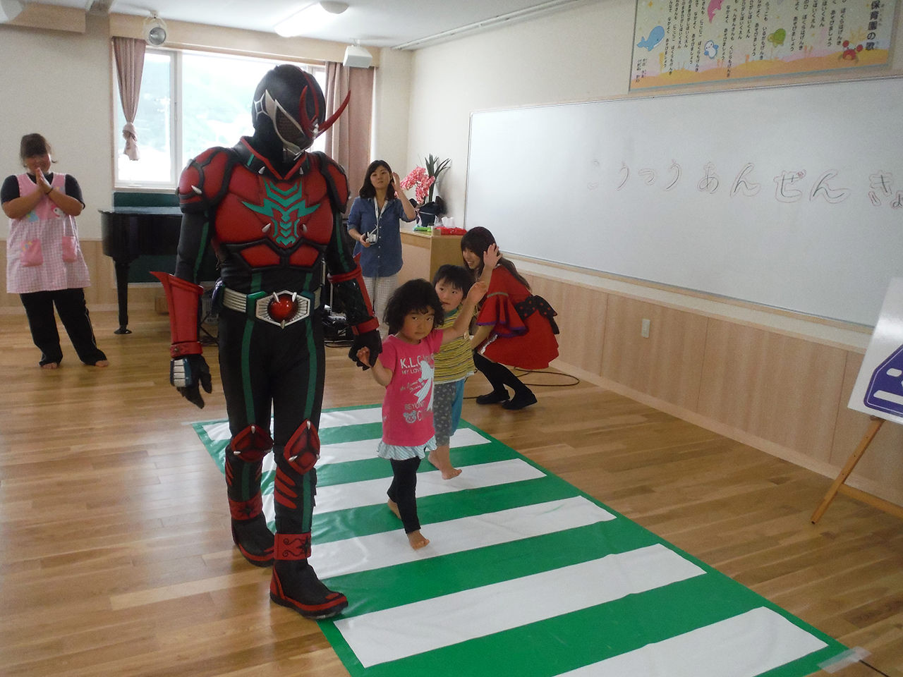 石巻ひがし保育園　破牙神ライザー龍交通安全教室