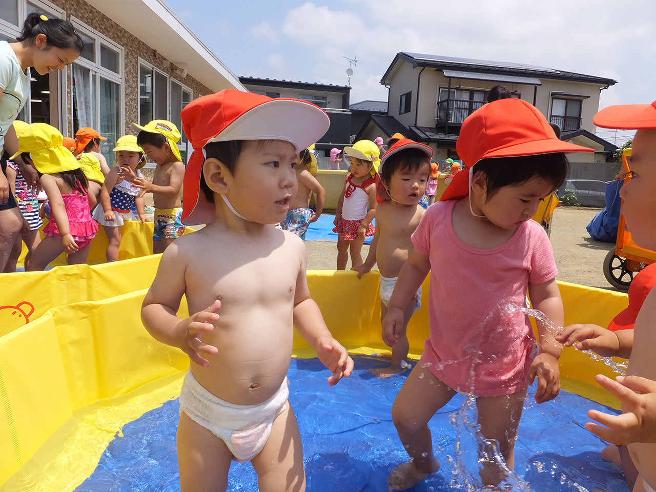 石巻ひがし保育園　プール遊び